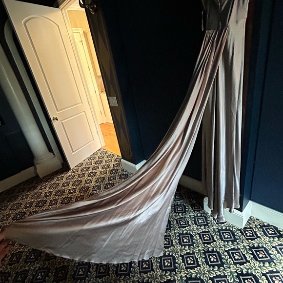 Beautiful silk floor leangth designer gown silver grey - Picture 2 of 5